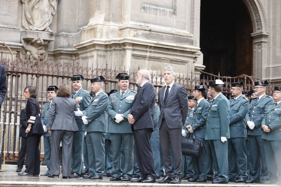El funeral del guardia civil de 47 años que falleció en la madrugada de este pasado lunes al recibir un disparo en Huétor Vega en acto de servicio se celebra en la Catedral de la capital, con la asistencia de el ministro del Interior, Fernando Grande-Marlaska, entre otras personalidades