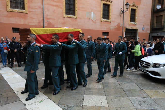 El funeral del guardia civil de 47 años que falleció en la madrugada de este pasado lunes al recibir un disparo en Huétor Vega en acto de servicio se celebra en la Catedral de la capital, con la asistencia de el ministro del Interior, Fernando Grande-Marlaska, entre otras personalidades