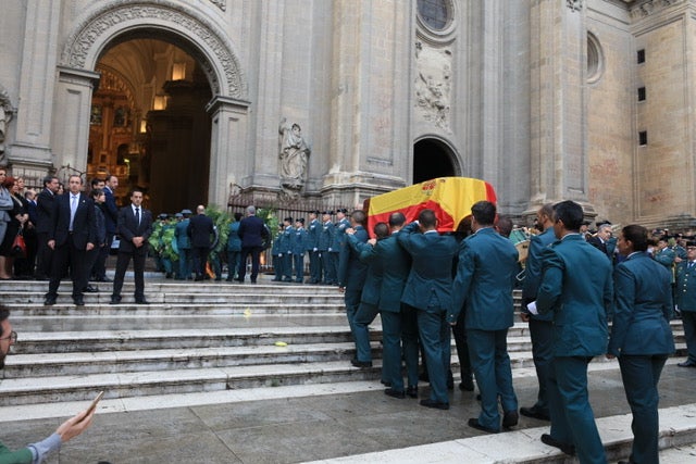 El funeral del guardia civil de 47 años que falleció en la madrugada de este pasado lunes al recibir un disparo en Huétor Vega en acto de servicio se celebra en la Catedral de la capital, con la asistencia de el ministro del Interior, Fernando Grande-Marlaska, entre otras personalidades