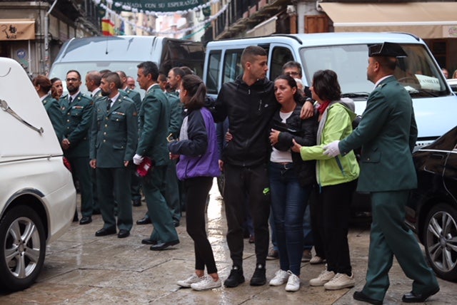 El funeral del guardia civil de 47 años que falleció en la madrugada de este pasado lunes al recibir un disparo en Huétor Vega en acto de servicio se celebra en la Catedral de la capital, con la asistencia de el ministro del Interior, Fernando Grande-Marlaska, entre otras personalidades