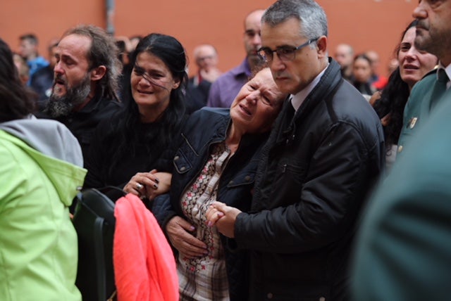 El funeral del guardia civil de 47 años que falleció en la madrugada de este pasado lunes al recibir un disparo en Huétor Vega en acto de servicio se celebra en la Catedral de la capital, con la asistencia de el ministro del Interior, Fernando Grande-Marlaska, entre otras personalidades