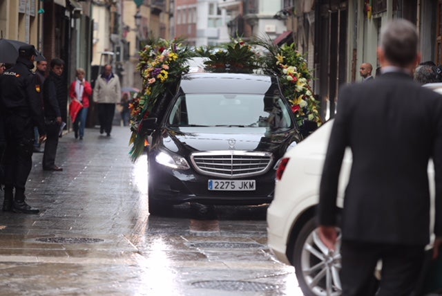 El funeral del guardia civil de 47 años que falleció en la madrugada de este pasado lunes al recibir un disparo en Huétor Vega en acto de servicio se celebra en la Catedral de la capital, con la asistencia de el ministro del Interior, Fernando Grande-Marlaska, entre otras personalidades