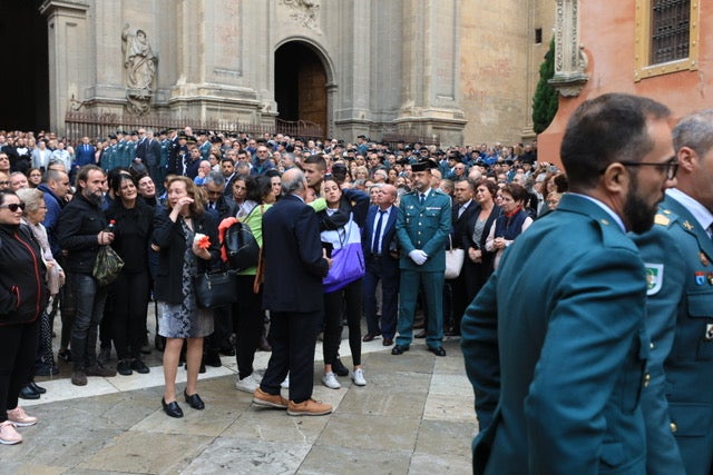 El funeral del guardia civil de 47 años que falleció en la madrugada de este pasado lunes al recibir un disparo en Huétor Vega en acto de servicio se celebra en la Catedral de la capital, con la asistencia de el ministro del Interior, Fernando Grande-Marlaska, entre otras personalidades
