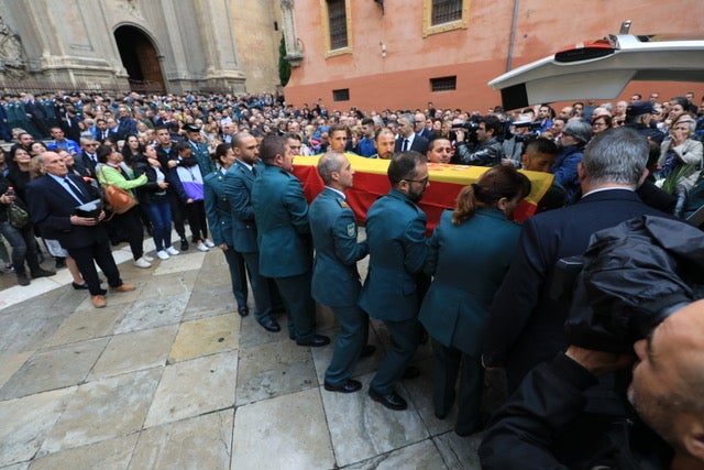 El funeral del guardia civil de 47 años que falleció en la madrugada de este pasado lunes al recibir un disparo en Huétor Vega en acto de servicio se celebra en la Catedral de la capital, con la asistencia de el ministro del Interior, Fernando Grande-Marlaska, entre otras personalidades