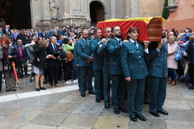 El funeral del guardia civil de 47 años que falleció en la madrugada de este pasado lunes al recibir un disparo en Huétor Vega en acto de servicio se celebra en la Catedral de la capital, con la asistencia de el ministro del Interior, Fernando Grande-Marlaska, entre otras personalidades