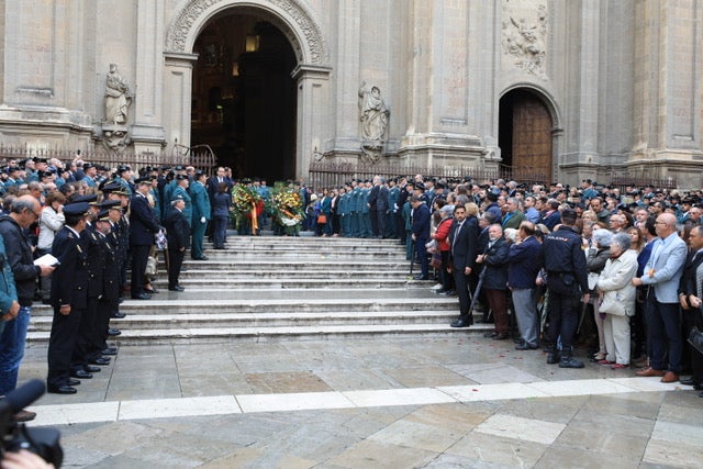 El funeral del guardia civil de 47 años que falleció en la madrugada de este pasado lunes al recibir un disparo en Huétor Vega en acto de servicio se celebra en la Catedral de la capital, con la asistencia de el ministro del Interior, Fernando Grande-Marlaska, entre otras personalidades
