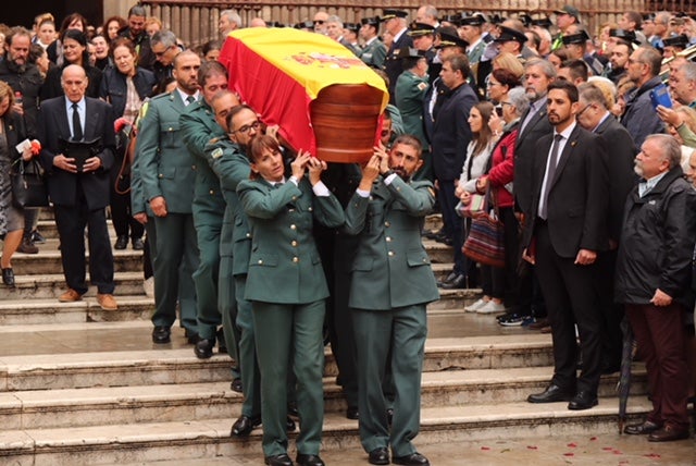 El funeral del guardia civil de 47 años que falleció en la madrugada de este pasado lunes al recibir un disparo en Huétor Vega en acto de servicio se celebra en la Catedral de la capital, con la asistencia de el ministro del Interior, Fernando Grande-Marlaska, entre otras personalidades