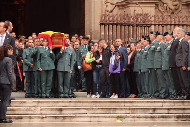 El funeral del guardia civil de 47 años que falleció en la madrugada de este pasado lunes al recibir un disparo en Huétor Vega en acto de servicio se celebra en la Catedral de la capital, con la asistencia de el ministro del Interior, Fernando Grande-Marlaska, entre otras personalidades