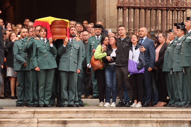 El funeral del guardia civil de 47 años que falleció en la madrugada de este pasado lunes al recibir un disparo en Huétor Vega en acto de servicio se celebra en la Catedral de la capital, con la asistencia de el ministro del Interior, Fernando Grande-Marlaska, entre otras personalidades
