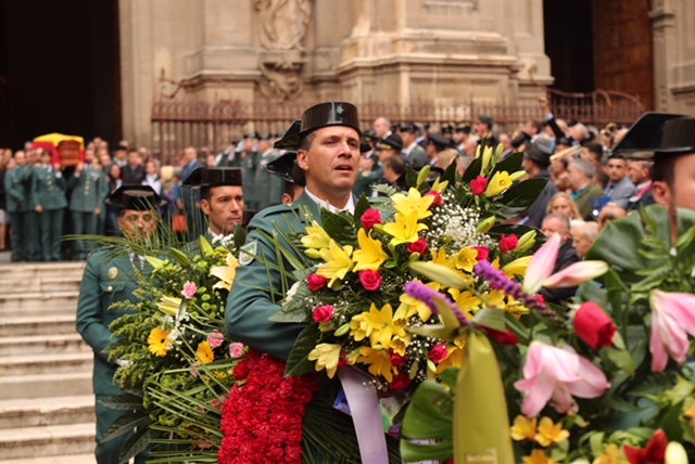 El funeral del guardia civil de 47 años que falleció en la madrugada de este pasado lunes al recibir un disparo en Huétor Vega en acto de servicio se celebra en la Catedral de la capital, con la asistencia de el ministro del Interior, Fernando Grande-Marlaska, entre otras personalidades