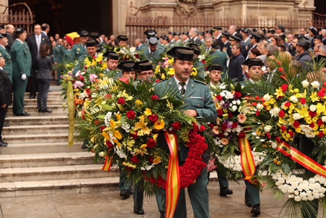 El funeral del guardia civil de 47 años que falleció en la madrugada de este pasado lunes al recibir un disparo en Huétor Vega en acto de servicio se celebra en la Catedral de la capital, con la asistencia de el ministro del Interior, Fernando Grande-Marlaska, entre otras personalidades