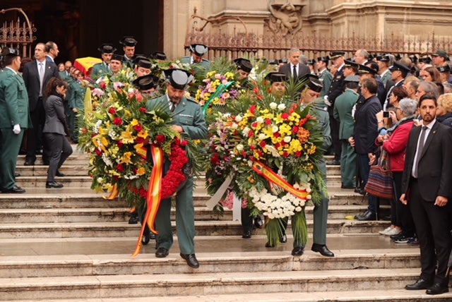El funeral del guardia civil de 47 años que falleció en la madrugada de este pasado lunes al recibir un disparo en Huétor Vega en acto de servicio se celebra en la Catedral de la capital, con la asistencia de el ministro del Interior, Fernando Grande-Marlaska, entre otras personalidades