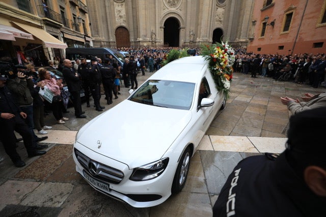 El funeral del guardia civil de 47 años que falleció en la madrugada de este pasado lunes al recibir un disparo en Huétor Vega en acto de servicio se celebra en la Catedral de la capital, con la asistencia de el ministro del Interior, Fernando Grande-Marlaska, entre otras personalidades