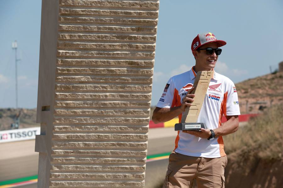 Monolito con curva propia en Motorland. Marc Márquez posa con una réplica del monolito que se inauguró en la curva 10 del circuito turolense de MotorLand Aragón que lleva su nombre.