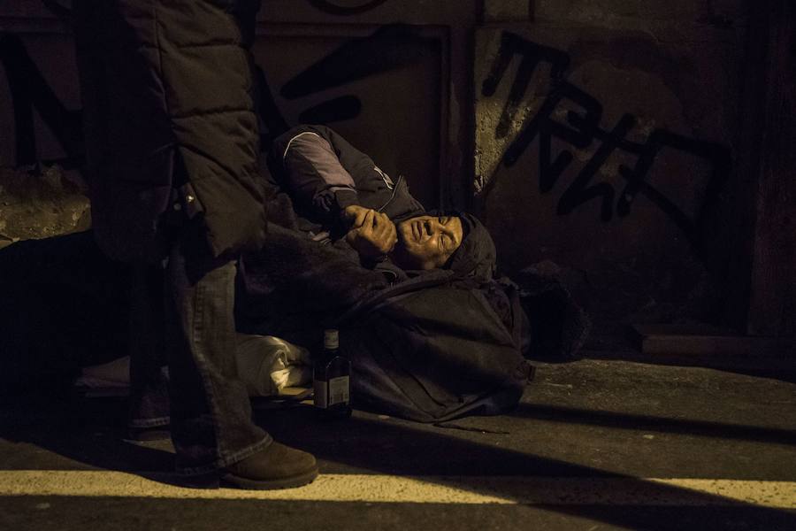 Un vagabundo duerme en la calle.