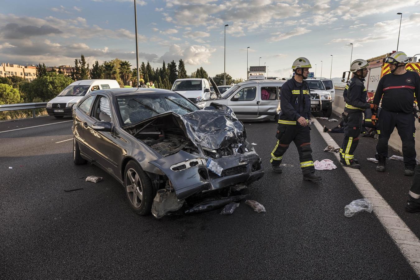 La colisión ha provocado que uno de los coches salte la mediana. Hasta el lugar de los hechos se han trasladado bomberos, servicios sanitarios y efectivos de la Guardia Civil.