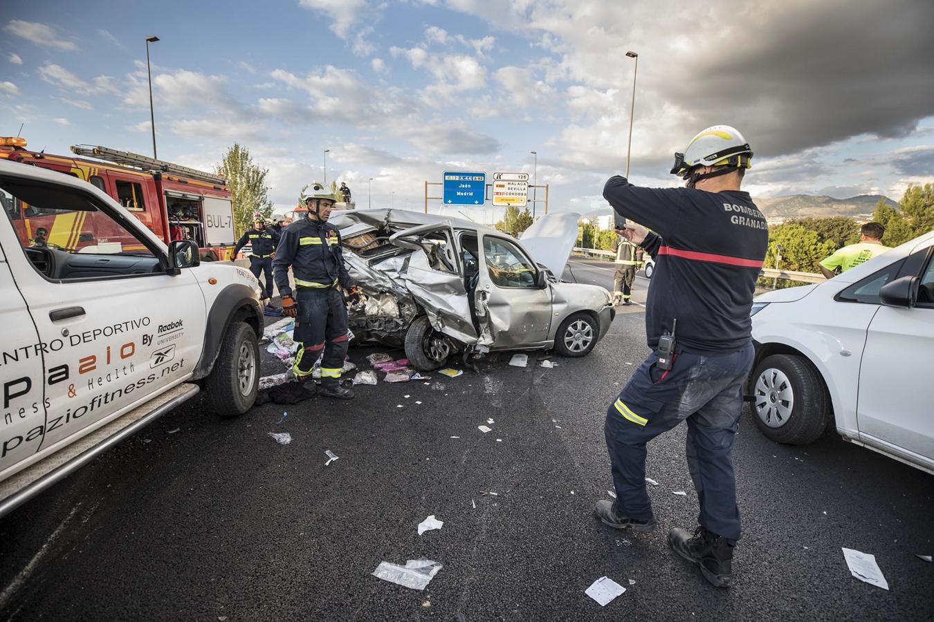 La colisión ha provocado que uno de los coches salte la mediana. Hasta el lugar de los hechos se han trasladado bomberos, servicios sanitarios y efectivos de la Guardia Civil.