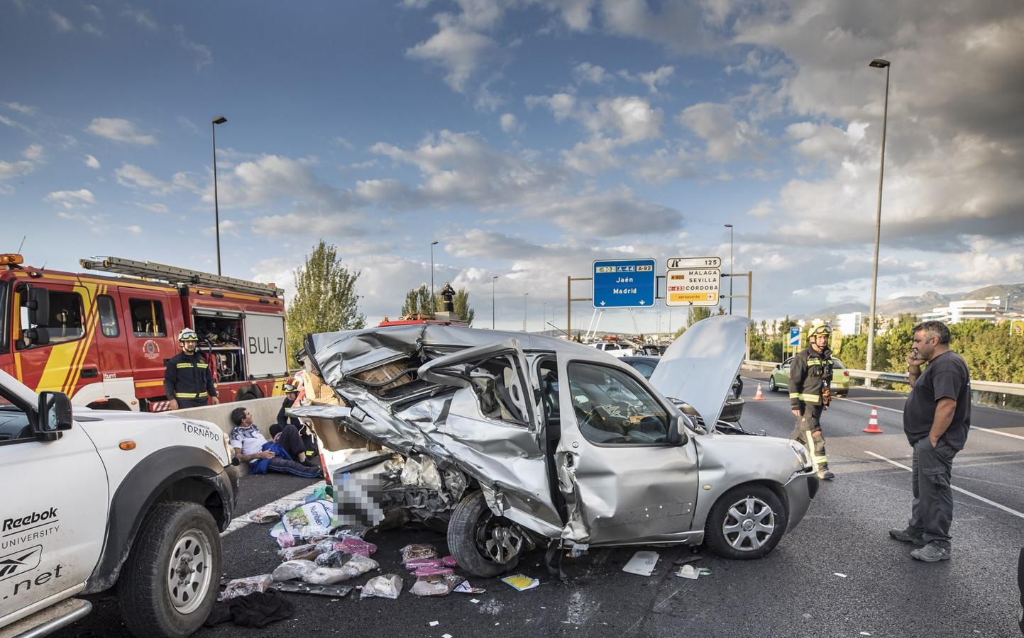 La colisión ha provocado que uno de los coches salte la mediana. Hasta el lugar de los hechos se han trasladado bomberos, servicios sanitarios y efectivos de la Guardia Civil.