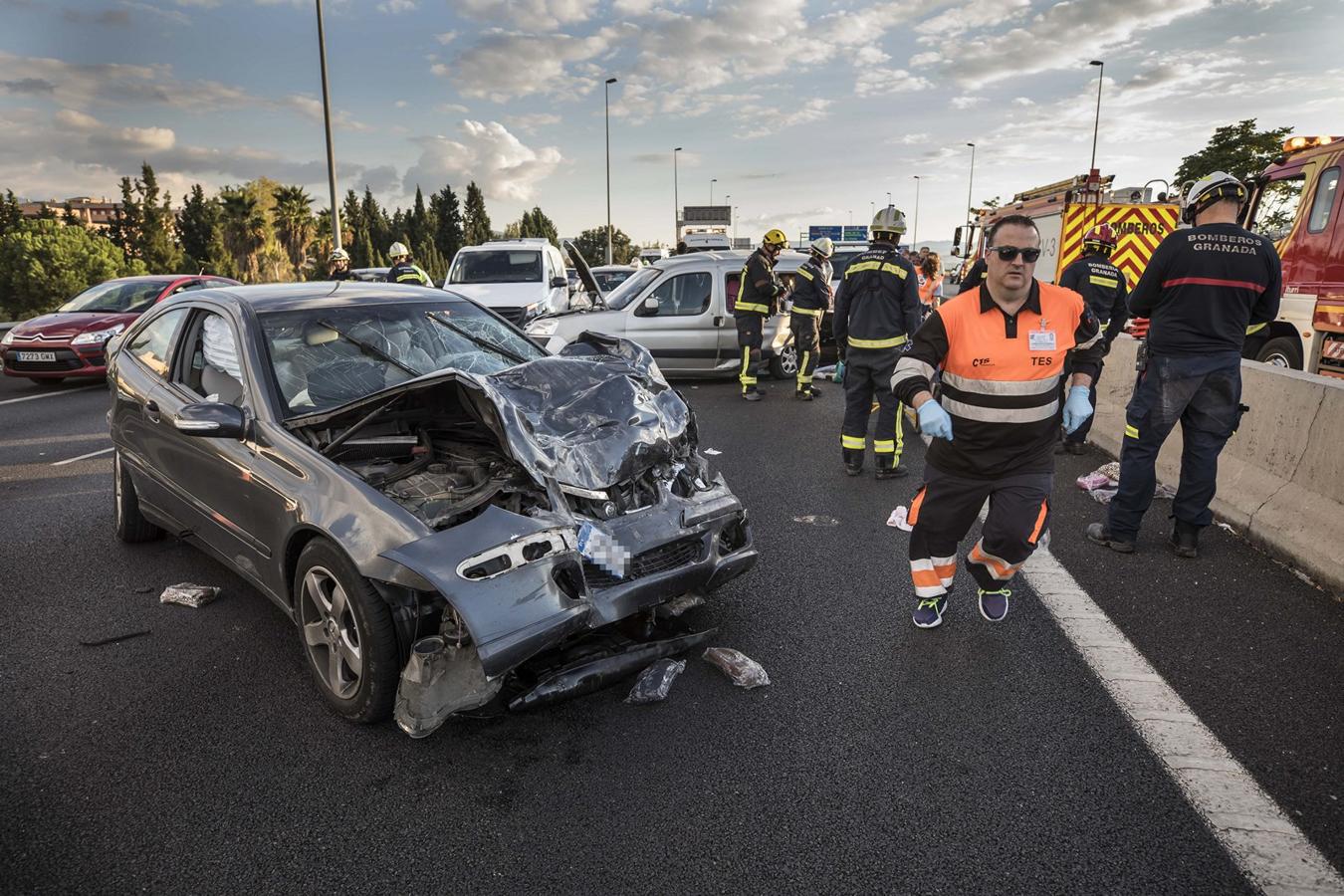 La colisión ha provocado que uno de los coches salte la mediana. Hasta el lugar de los hechos se han trasladado bomberos, servicios sanitarios y efectivos de la Guardia Civil.