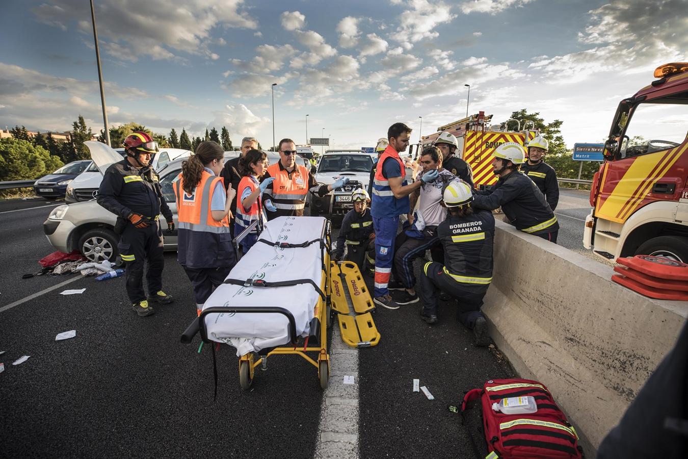 La colisión ha provocado que uno de los coches salte la mediana. Hasta el lugar de los hechos se han trasladado bomberos, servicios sanitarios y efectivos de la Guardia Civil.