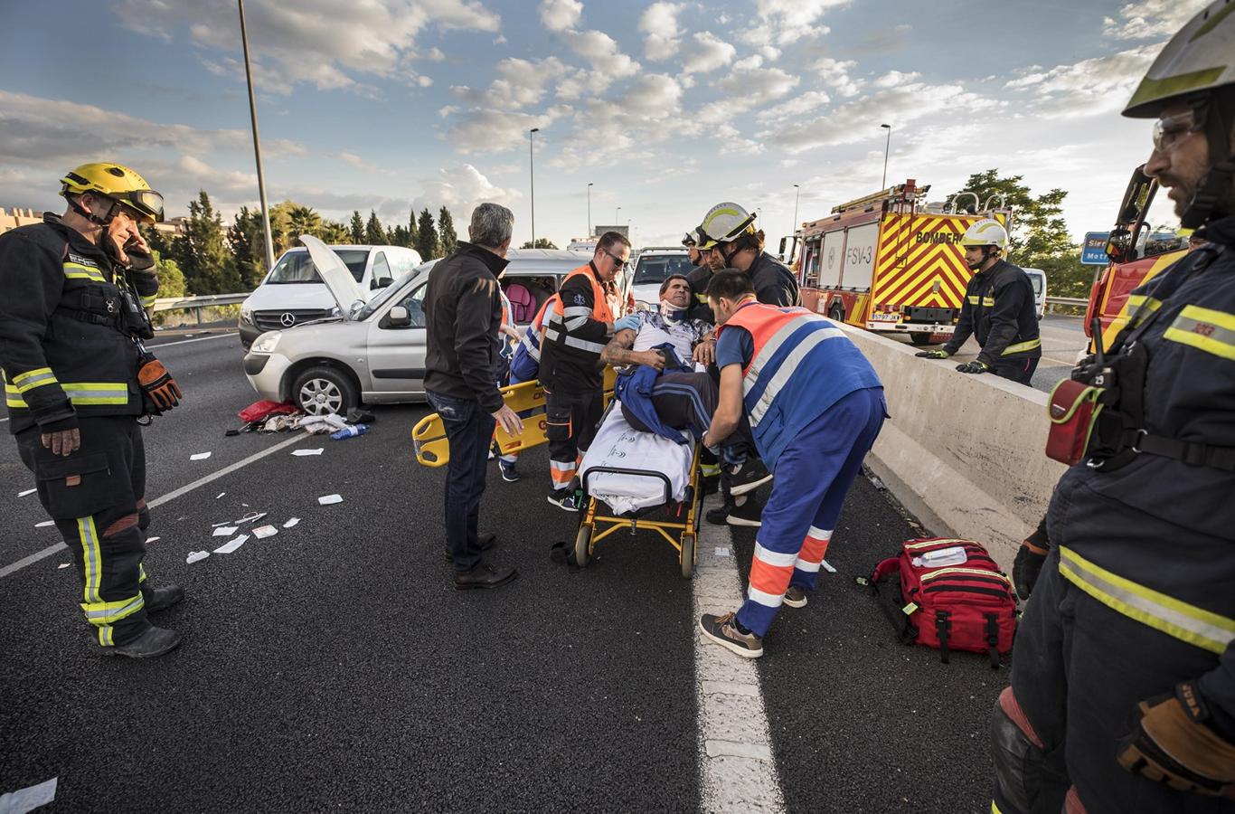 La colisión ha provocado que uno de los coches salte la mediana. Hasta el lugar de los hechos se han trasladado bomberos, servicios sanitarios y efectivos de la Guardia Civil.