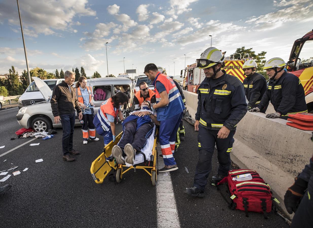 La colisión ha provocado que uno de los coches salte la mediana. Hasta el lugar de los hechos se han trasladado bomberos, servicios sanitarios y efectivos de la Guardia Civil.