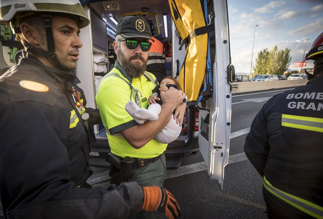 La colisión ha provocado que uno de los coches salte la mediana. Hasta el lugar de los hechos se han trasladado bomberos, servicios sanitarios y efectivos de la Guardia Civil.