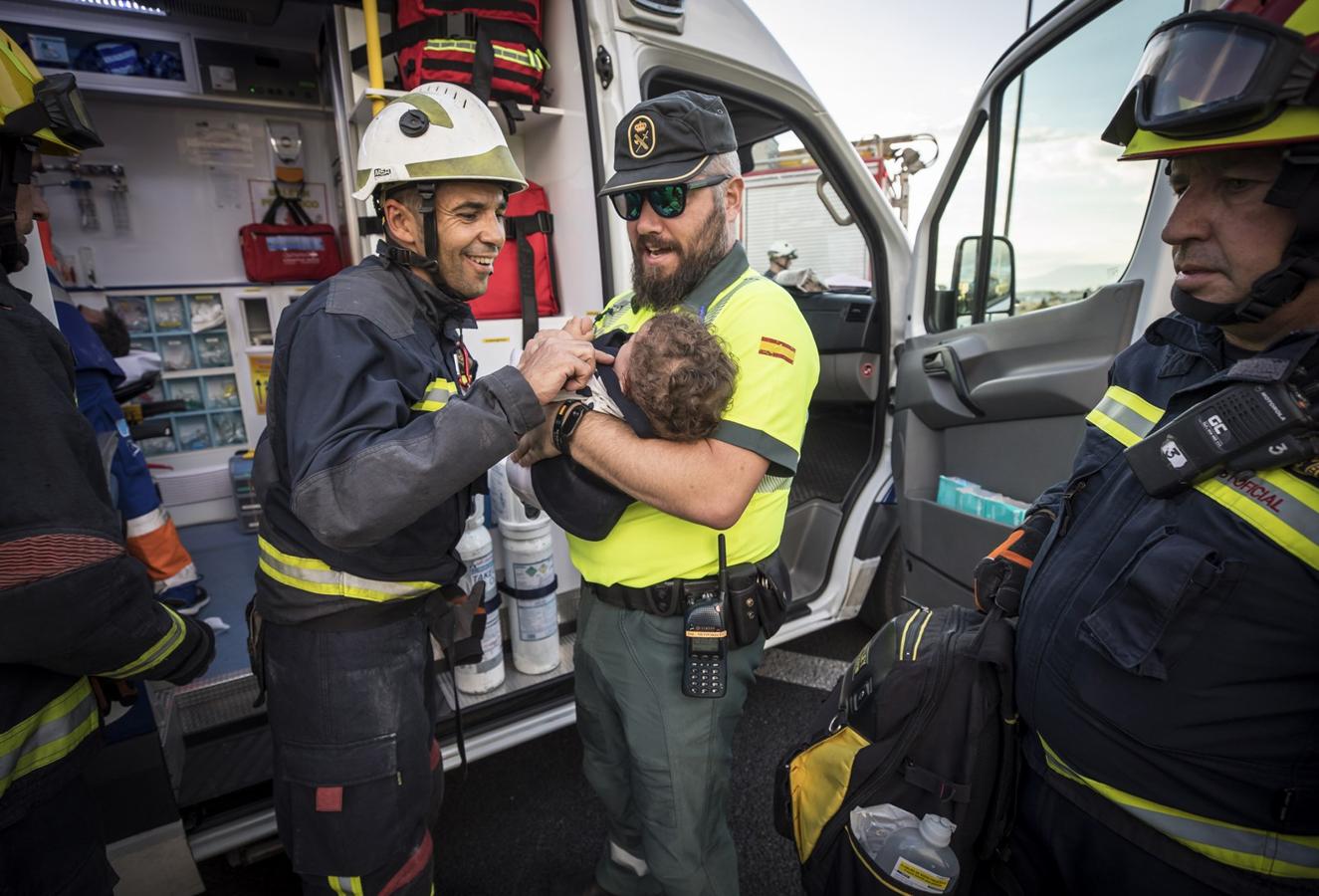 La colisión ha provocado que uno de los coches salte la mediana. Hasta el lugar de los hechos se han trasladado bomberos, servicios sanitarios y efectivos de la Guardia Civil.