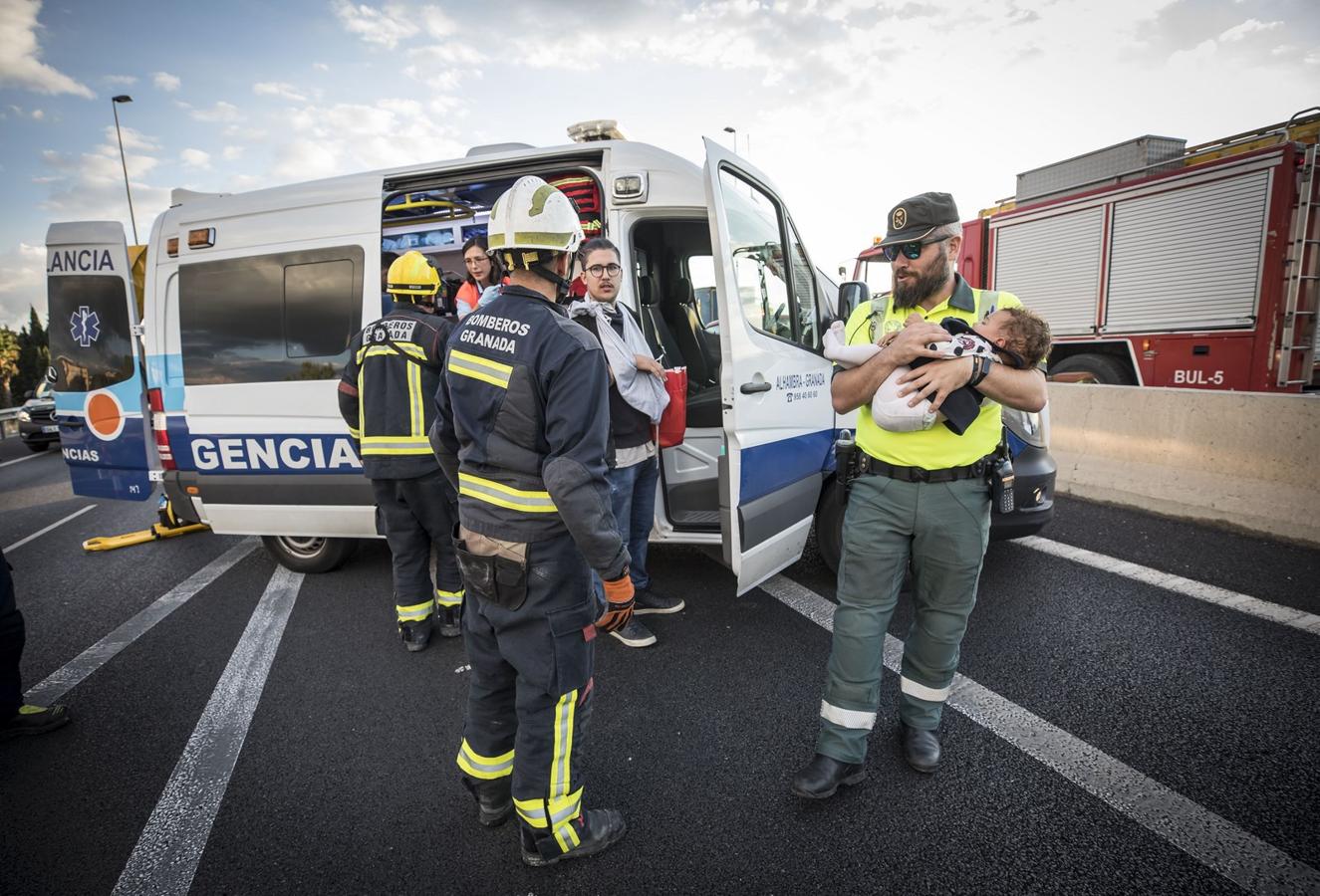 La colisión ha provocado que uno de los coches salte la mediana. Hasta el lugar de los hechos se han trasladado bomberos, servicios sanitarios y efectivos de la Guardia Civil.