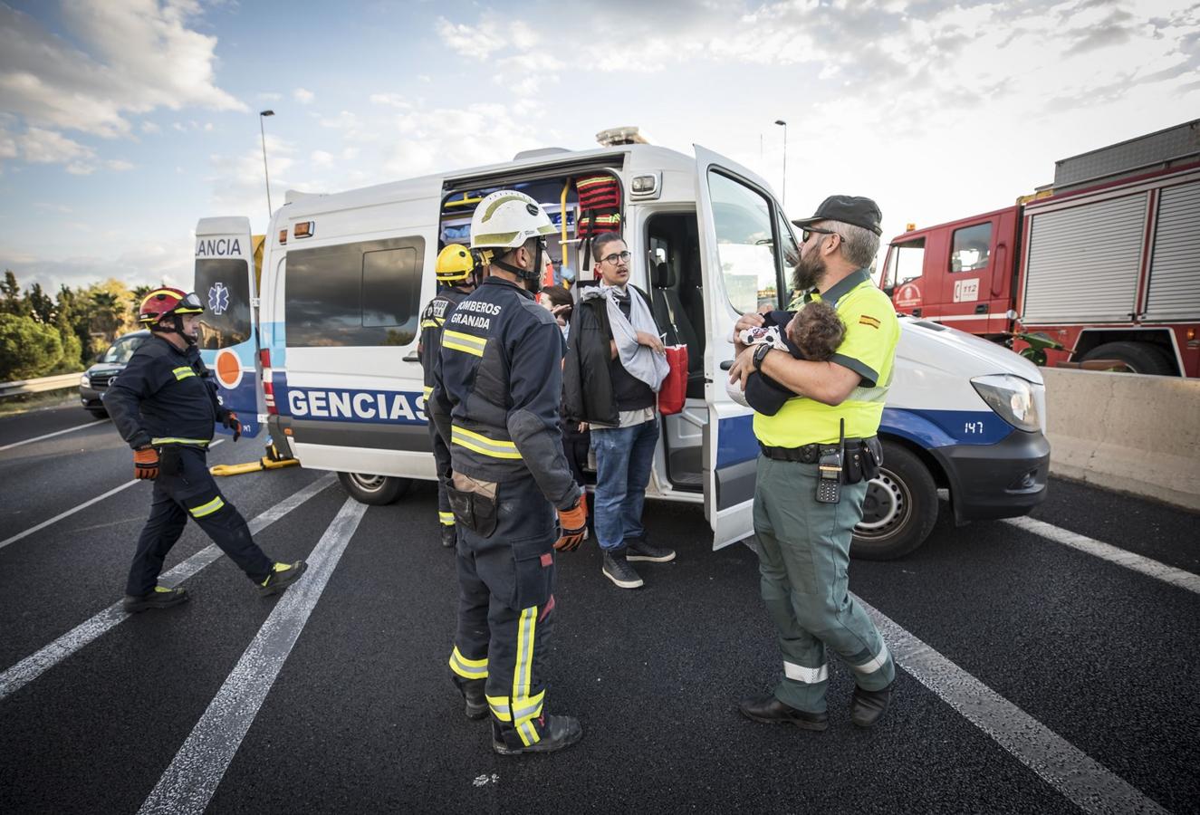 La colisión ha provocado que uno de los coches salte la mediana. Hasta el lugar de los hechos se han trasladado bomberos, servicios sanitarios y efectivos de la Guardia Civil.