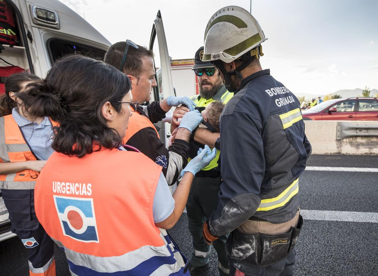 La colisión ha provocado que uno de los coches salte la mediana. Hasta el lugar de los hechos se han trasladado bomberos, servicios sanitarios y efectivos de la Guardia Civil.