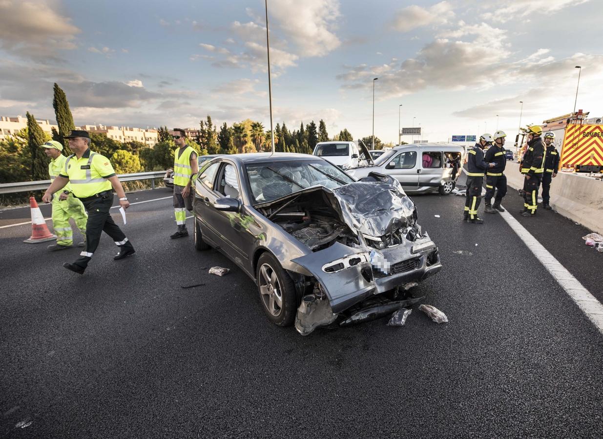 La colisión ha provocado que uno de los coches salte la mediana. Hasta el lugar de los hechos se han trasladado bomberos, servicios sanitarios y efectivos de la Guardia Civil.