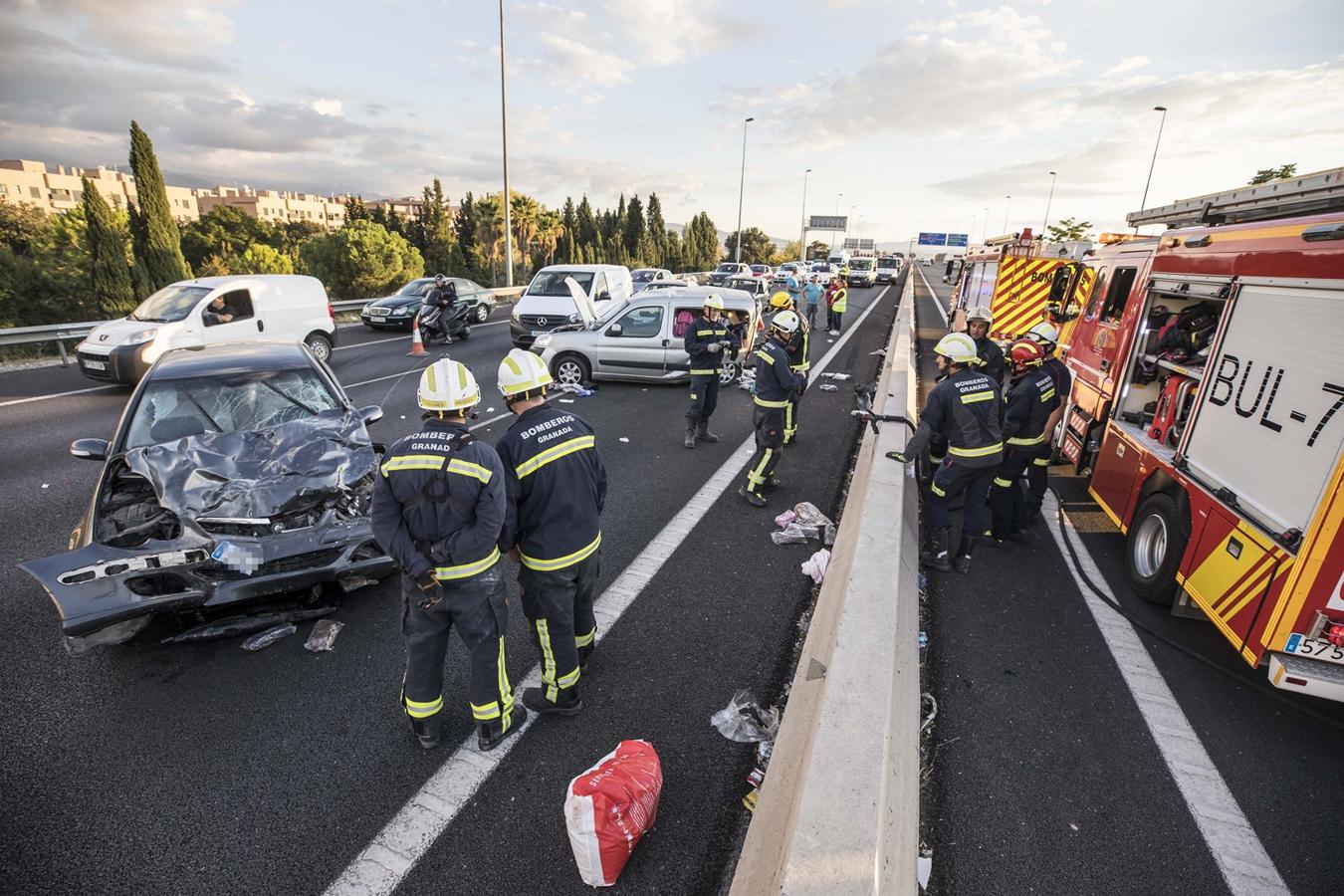 La colisión ha provocado que uno de los coches salte la mediana. Hasta el lugar de los hechos se han trasladado bomberos, servicios sanitarios y efectivos de la Guardia Civil.