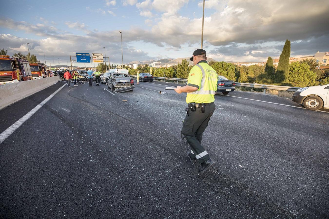 La colisión ha provocado que uno de los coches salte la mediana. Hasta el lugar de los hechos se han trasladado bomberos, servicios sanitarios y efectivos de la Guardia Civil.