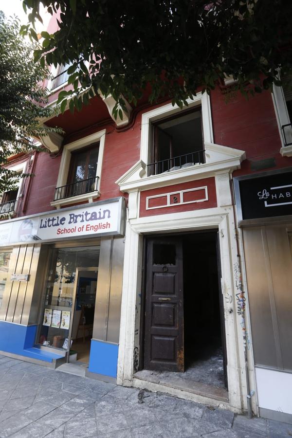 Fotos en el lugar donde se produjo el fuego que se generó en el número 2 de esta céntrica calle de la capital