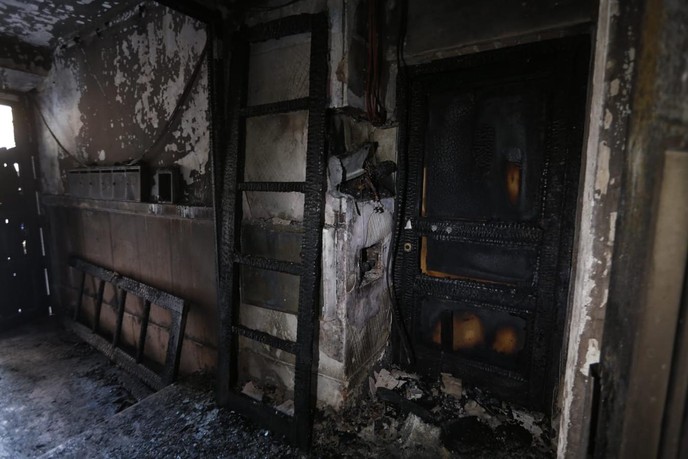 Fotos en el lugar donde se produjo el fuego que se generó en el número 2 de esta céntrica calle de la capital