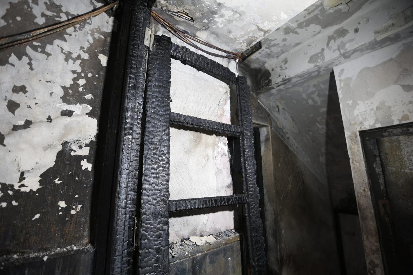 Fotos en el lugar donde se produjo el fuego que se generó en el número 2 de esta céntrica calle de la capital