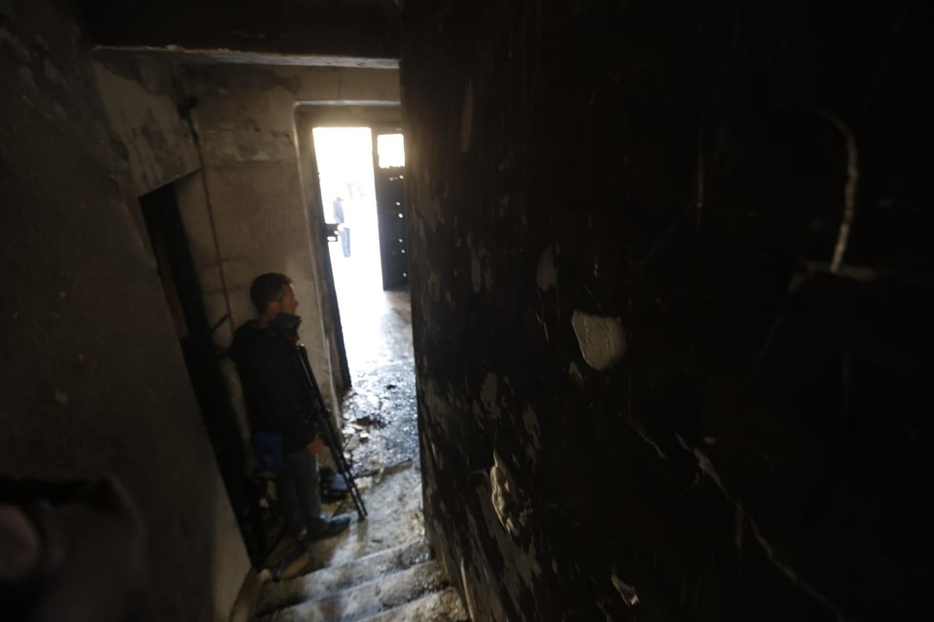 Fotos en el lugar donde se produjo el fuego que se generó en el número 2 de esta céntrica calle de la capital