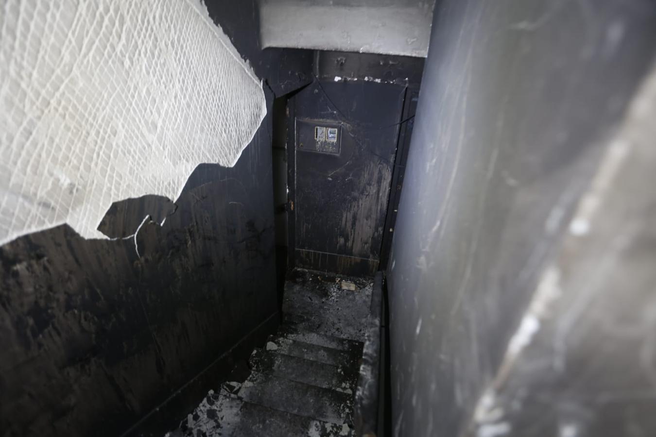 Fotos en el lugar donde se produjo el fuego que se generó en el número 2 de esta céntrica calle de la capital