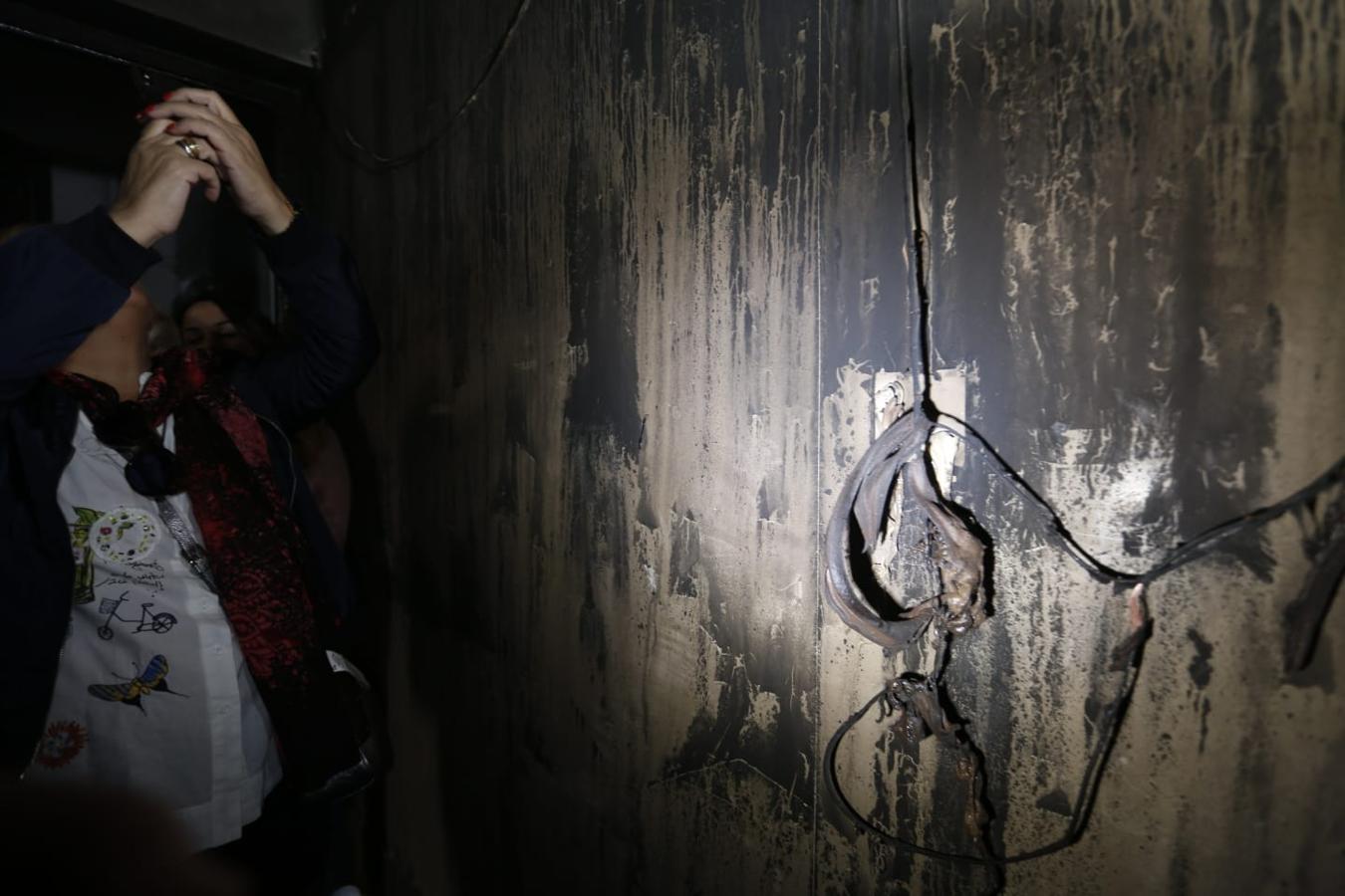 Fotos en el lugar donde se produjo el fuego que se generó en el número 2 de esta céntrica calle de la capital