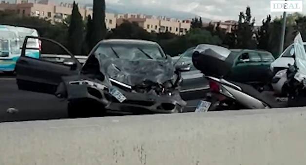 La colisión ha provocado que uno de los coches salte la mediana. Hasta el lugar de los hechos se han trasladado bomberos, servicios sanitarios y efectivos de la Guardia Civil.