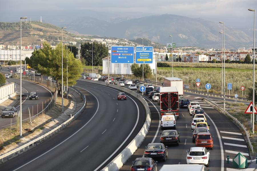 La colisión ha provocado que uno de los coches salte la mediana. Hasta el lugar de los hechos se han trasladado bomberos, servicios sanitarios y efectivos de la Guardia Civil.