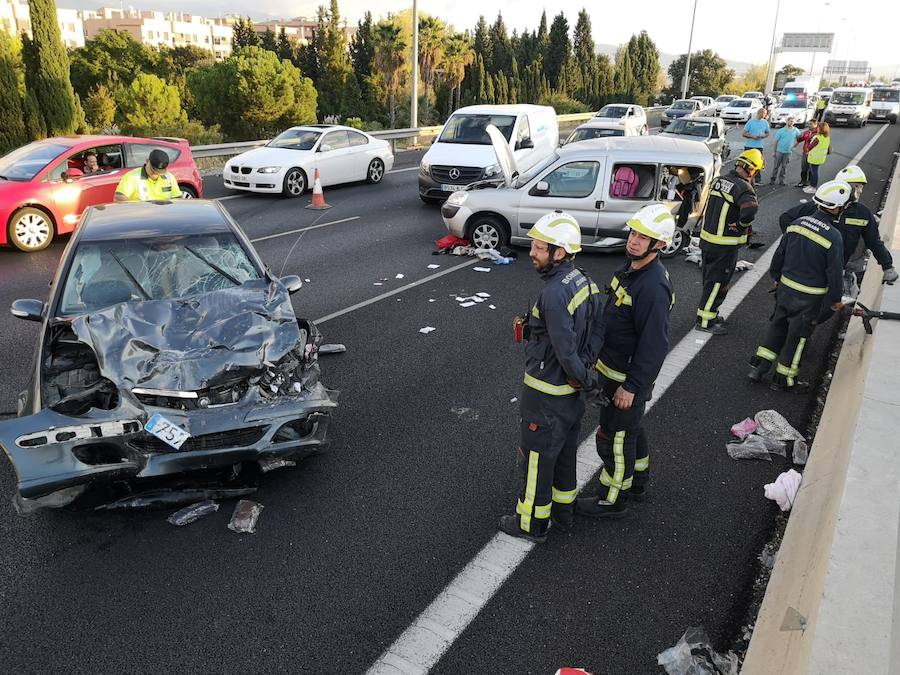 La colisión ha provocado que uno de los coches salte la mediana. Hasta el lugar de los hechos se han trasladado bomberos, servicios sanitarios y efectivos de la Guardia Civil.