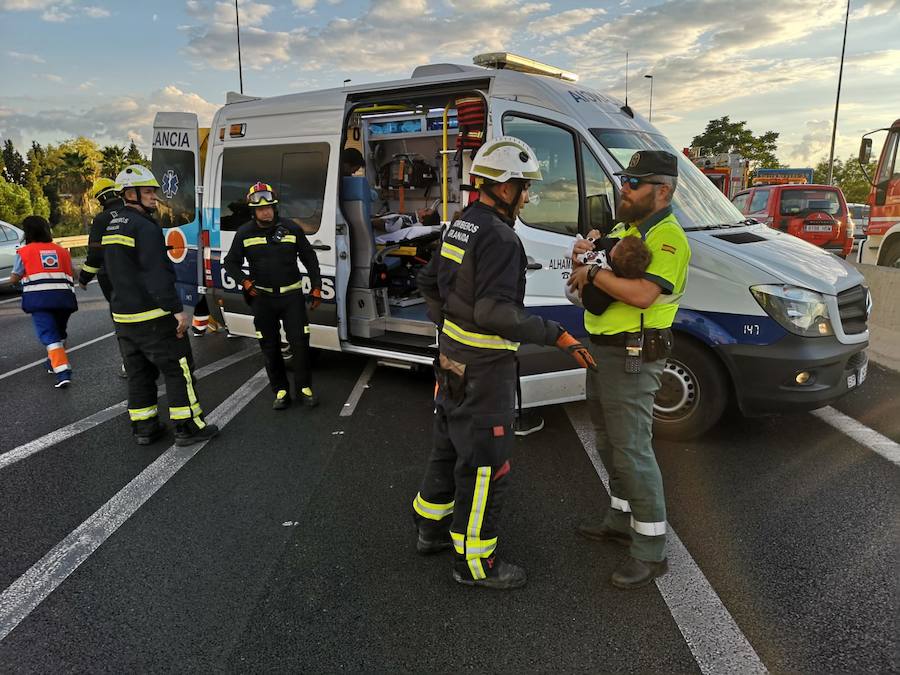 La colisión ha provocado que uno de los coches salte la mediana. Hasta el lugar de los hechos se han trasladado bomberos, servicios sanitarios y efectivos de la Guardia Civil.