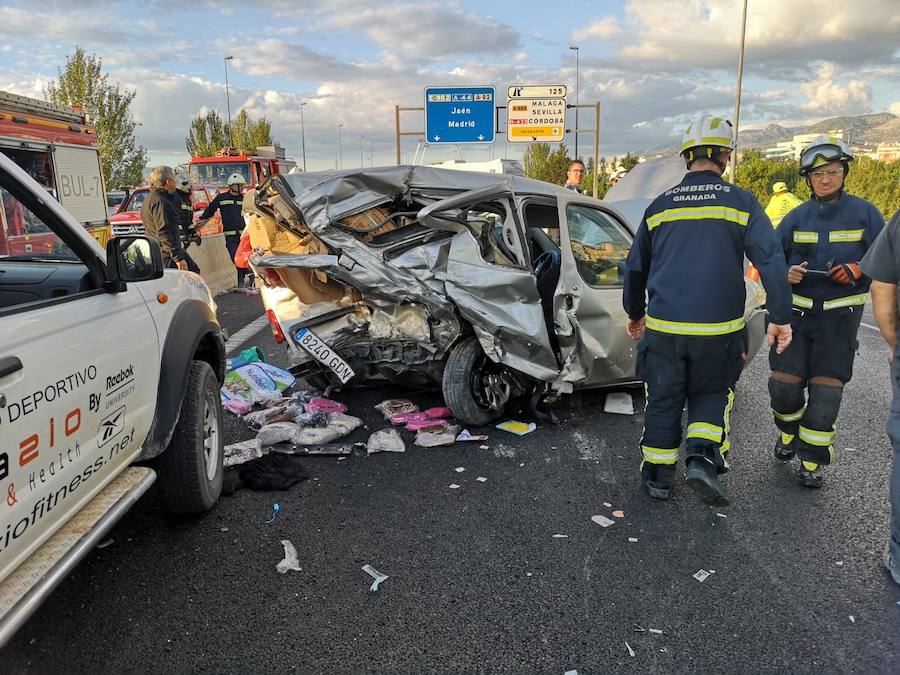 La colisión ha provocado que uno de los coches salte la mediana. Hasta el lugar de los hechos se han trasladado bomberos, servicios sanitarios y efectivos de la Guardia Civil.