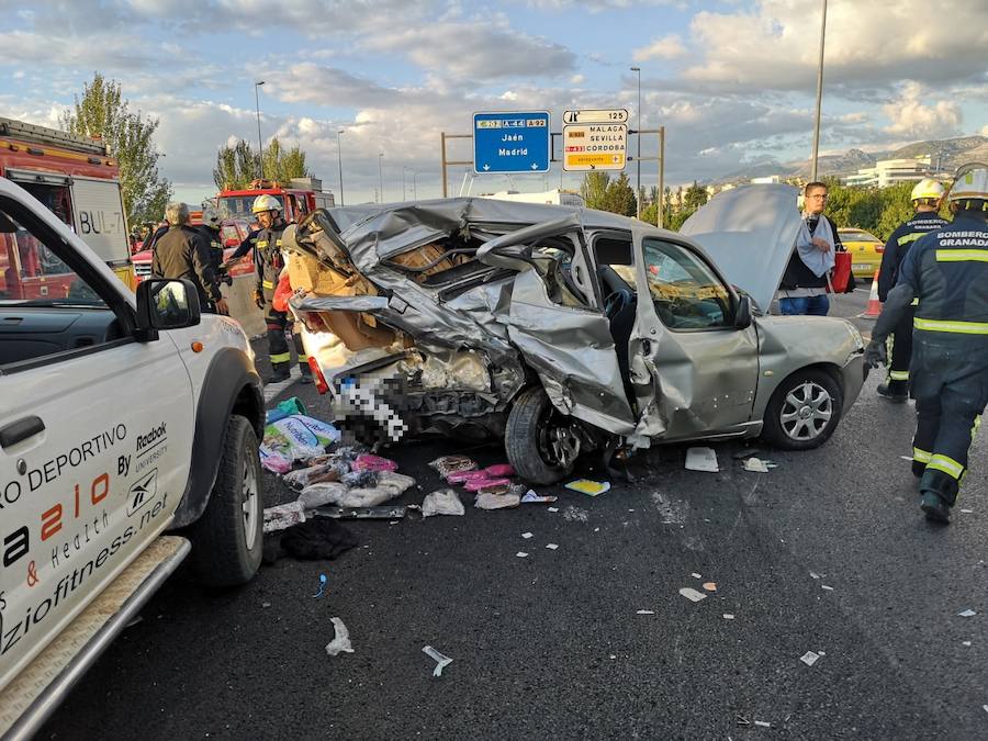 La colisión ha provocado que uno de los coches salte la mediana. Hasta el lugar de los hechos se han trasladado bomberos, servicios sanitarios y efectivos de la Guardia Civil.