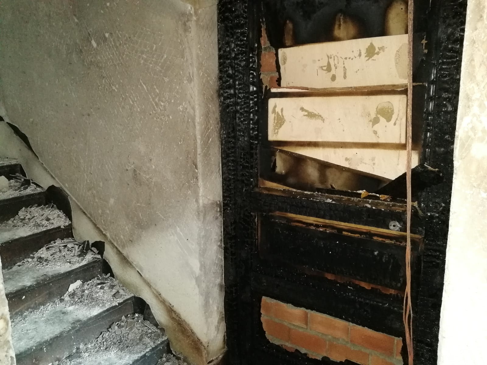 Fotos en el lugar donde se produjo el fuego que se generó en el número 2 de esta céntrica calle de la capital