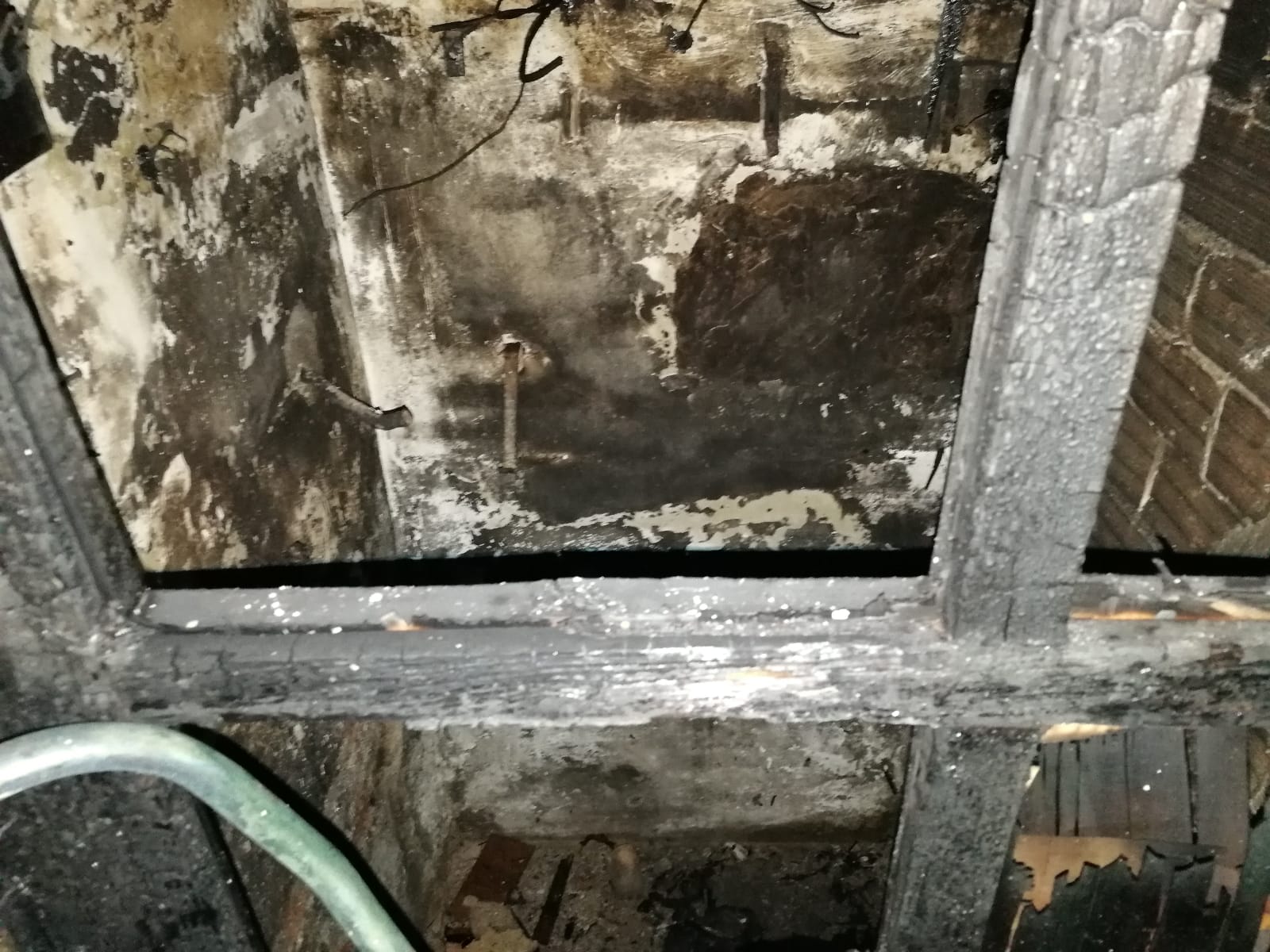 Fotos en el lugar donde se produjo el fuego que se generó en el número 2 de esta céntrica calle de la capital