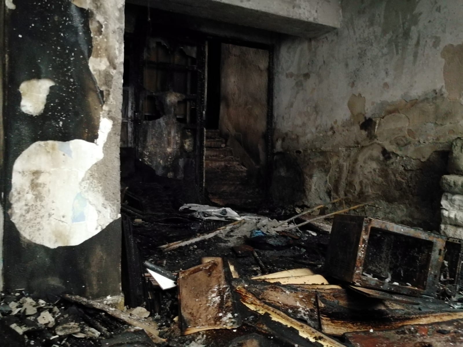 Fotos en el lugar donde se produjo el fuego que se generó en el número 2 de esta céntrica calle de la capital