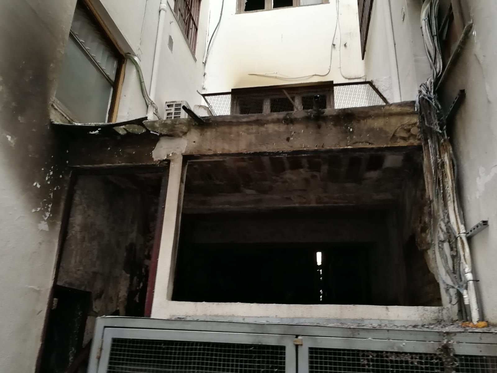 Fotos en el lugar donde se produjo el fuego que se generó en el número 2 de esta céntrica calle de la capital